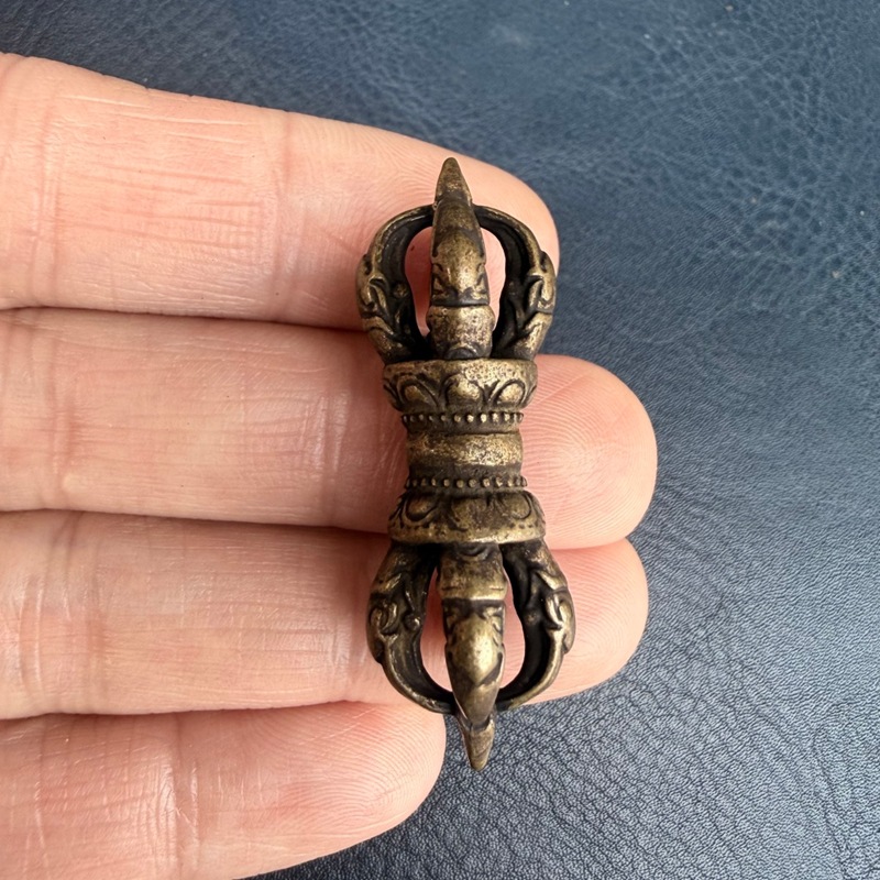 Small Vintage Collectible Items - Petit pendentif en laiton de style